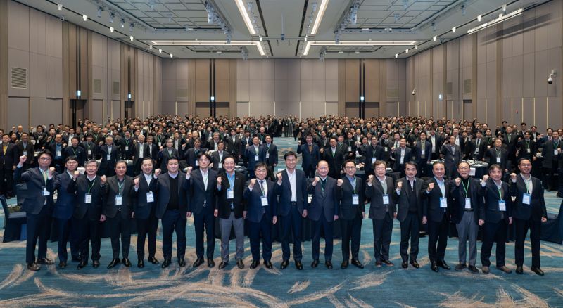 HD현대 조선 부문 3개사(HD한국조선해양, HD현대중공업, HD현대삼호)가 23일 부산 해운대구 시그니엘 부산에서 열린 ‘2026년 HD현대 통합협의회 신년회’에서 270여개 사외 협력사와 함께 포즈를 취하고 있다. HD현대 제공