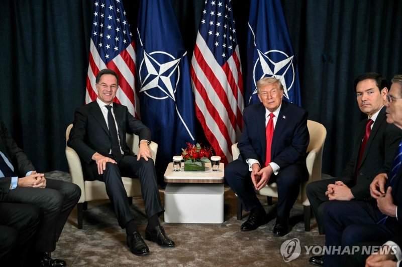 뤼터 총장과 트럼프 대통령 (출처=연합뉴스)