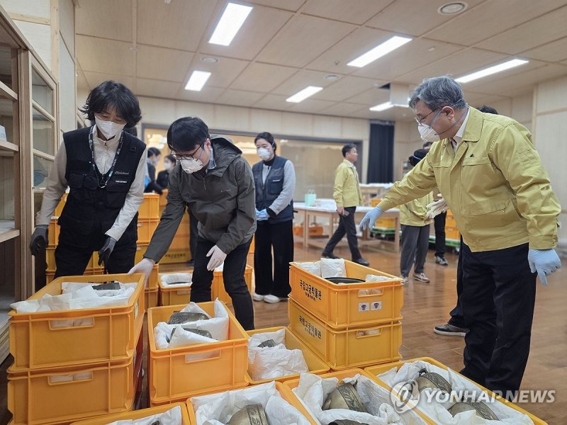 유물 소산작업 지휘하는 허민 국가유산청장 (출처=연합뉴스)