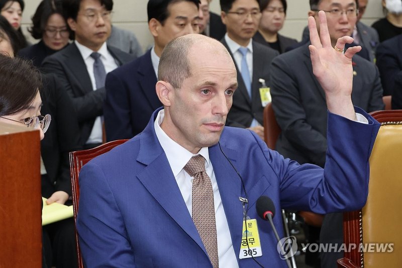 국회 청문회에서 발언 기회 요청하는 로저스 쿠팡 대표 (출처=연합뉴스)