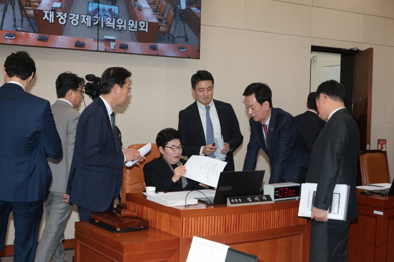 23일 서울 여의도 국회 재정경제기획위원회에서 열린 이혜훈 기획예산처 장관 후보자에 대한 인사청문회 오전 질의가 끝나자 최은석 국민의힘 의원(오른쪽 두 번째)이 임이자 위원장에게 자료제출에 관해 의견을 제시하고 있다. 2026.1.23/뉴스1 ⓒ News1 국회사진기자단