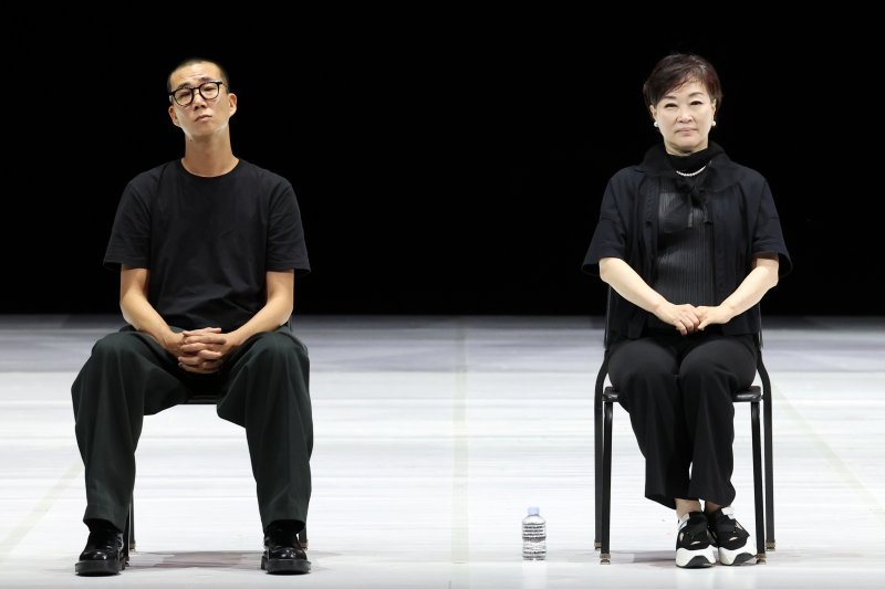 [서울=뉴시스] 박진희 기자 = 서울시무용단 '일무' 안무가 정혜진(오른쪽)과 김성훈이 2025년 8월 21일 서울 종로구 세종문화회관에서 서울시무용단 '일무' 시연을 마치고 기자간담회를 하고 있다. 두 안무가는 무용계의 '오스카상'으로 불리는 '베시 어워드' 후보에 올라 오는 20일(현지시각) 미국 뉴욕 딕슨 플레이스에서 열리는 시상식에 참석한다. 2026.01.19. pak7130@newsis.com