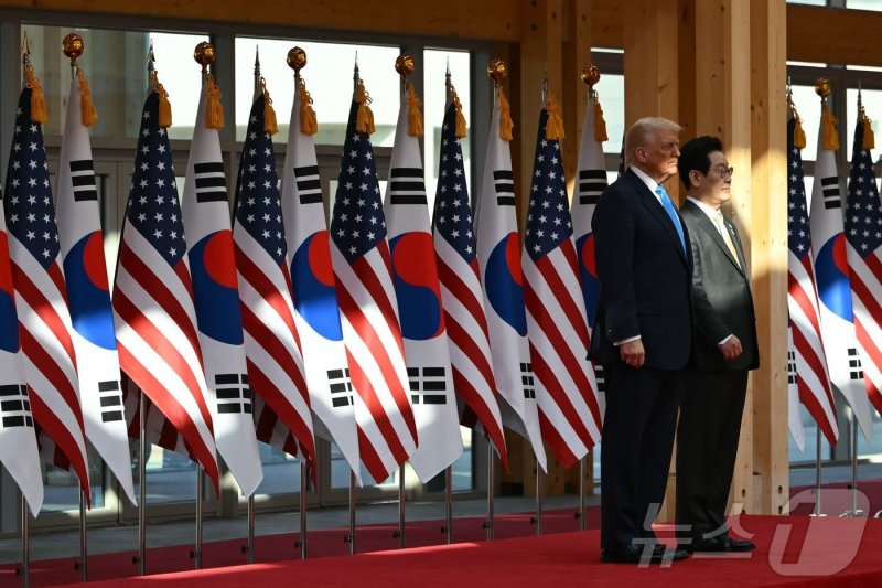 이재명 대통령과 도널드 트럼프 미국 대통령이 지난해 10월 29일 경주 국립박물관에서 정상회담에 앞서 열린 환영 행사에 참석했다. 2025.10.29 ⓒ AFP=뉴스1 ⓒ News1 최종일 선임기자