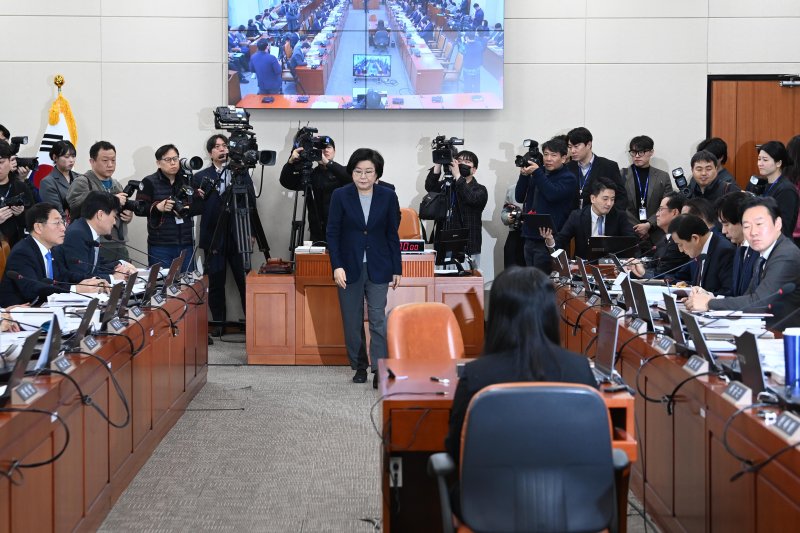 이혜훈 기획예산처 장관 후보자가 23일 서울 여의도 국회에서 열린 제431회국회(임시회) 재정경제기획위원회 인사청문회에 출석 선서문을 임이자 위원장에게 제출한 뒤 자리로 향하고 있다. 2026.1.23/뉴스1 ⓒ News1 국회사진기자단