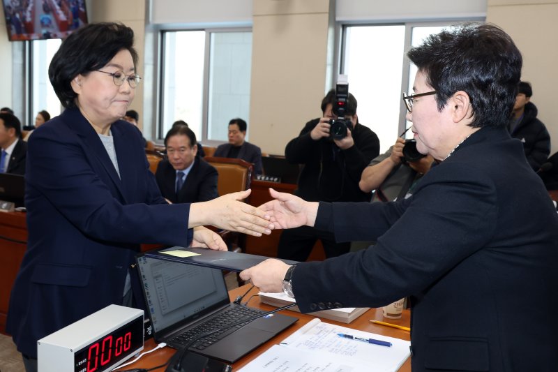 이혜훈 기획예산처 장관 후보자가 23일 서울 여의도 국회에서 열린 인사청문회에 출석해 임이자 재정경제기획위원장에게 선서문을 전달한 후 악수하고 있다. 2026.1.23/뉴스1 ⓒ News1 국회사진기자단