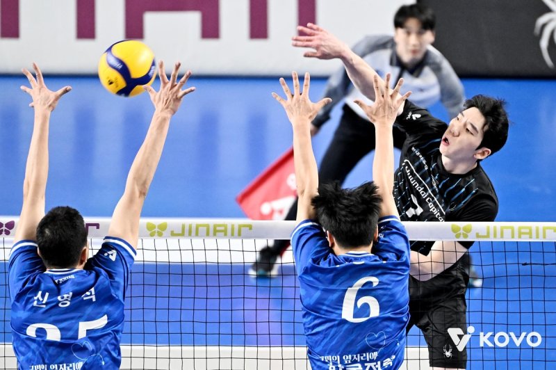 공격하는 현대캐피탈의 허수봉(오른쪽) (출처=연합뉴스)