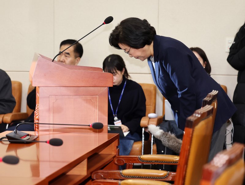[서울=뉴시스] 고승민 기자 = 이혜훈 기획예산처 장관 후보자가 23일 오전 서울 여의도 국회 재정경제기획위원회 전체회의에서 열린 인사청문회에서 모두발언 도중 성숙하지 못한 언행해 대해 고개 숙여 사과하고 있다.(공동취재) 2026.01.23. photo@newsis.com