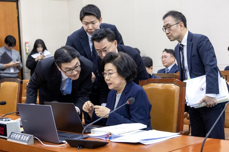 [서울=뉴시스] 고승민 기자 = 이혜훈 기획예산처 장관 후보자가 23일 오전 서울 여의도 국회 재정경제기획위원회 전체회의에서 열린 인사청문회에 출석해 예산처 관계자들과 자료를 살펴보고 있다.(공동취재) 2026.01.23. photo@newsis.com