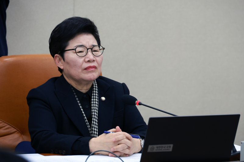 [서울=뉴시스] 고승민 기자 = 임이자 국회 재정경제기획위원장이 23일 서울 여의도 국회에서 열린 이혜훈 기획예산처 장관 후보자 인사청문회에서 정일영 더불어민주당 의원의 강도 높은 질문 공세를 받는 이혜훈 후보자를 바라보고 있다. 2026.01.23. kkssmm99@newsis.com