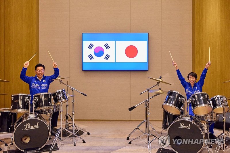 드럼 합주하는 한일 정상 (출처=연합뉴스)