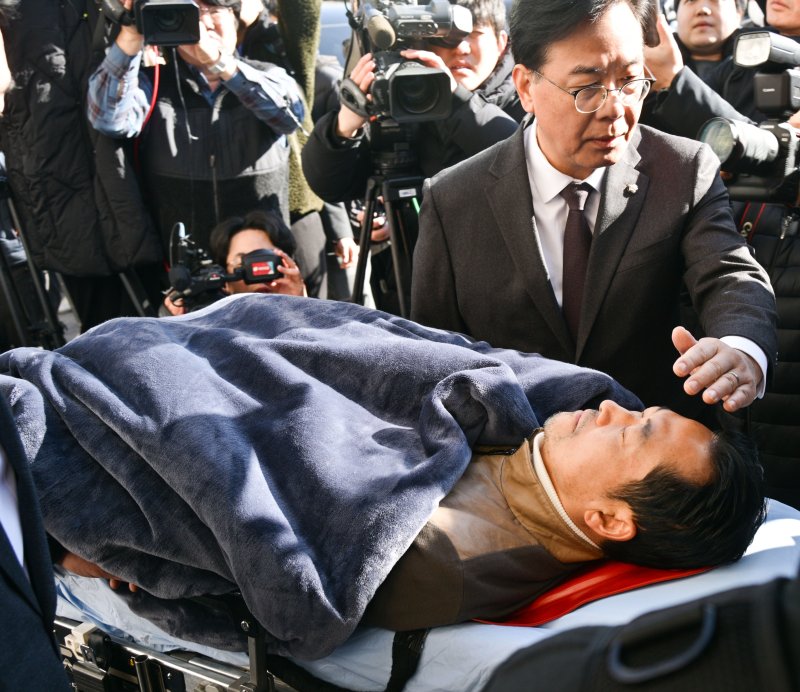 [서울=뉴시스] 김명년 기자 = 장동혁 국민의힘 대표가 지난 22일 서울 여의도 국회 로텐더홀에서 통일교게이트·더불어민주당공천뇌물 '쌍특검' 수용을 요구 단식 농성을 중단하고 병원으로 이송되고 있다. (공동취재) 2026.01.22.photo@newsis.com