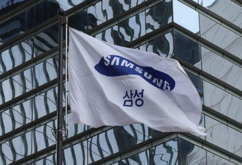 [서울=뉴시스] 김금보 기자 = 삼성전자는 지난해 4분기 연결 기준으로 매출 75조원, 영업이익 6조5000억원의 잠정 실적을 발표했다. 삼성전자의 지난해 연간 실적은 매출액 300조800억원, 영업이익 32조7300억원으로 집계됐다. 전년 대비 각각 15.89%, 398.17% 상승했다. 그러나 범용 메모리 및 파운드리(반도체 위탁생산) 사업 부진으로 지난해 3분기에 이어 4분기까지 부진한 영업이익을 올리며 연간 실적은 당초 시장 전망치(34조2607억원)에 1조5000억원 정도 미치지 못했다. 사진은 8일 서울 서초구 삼성전자 