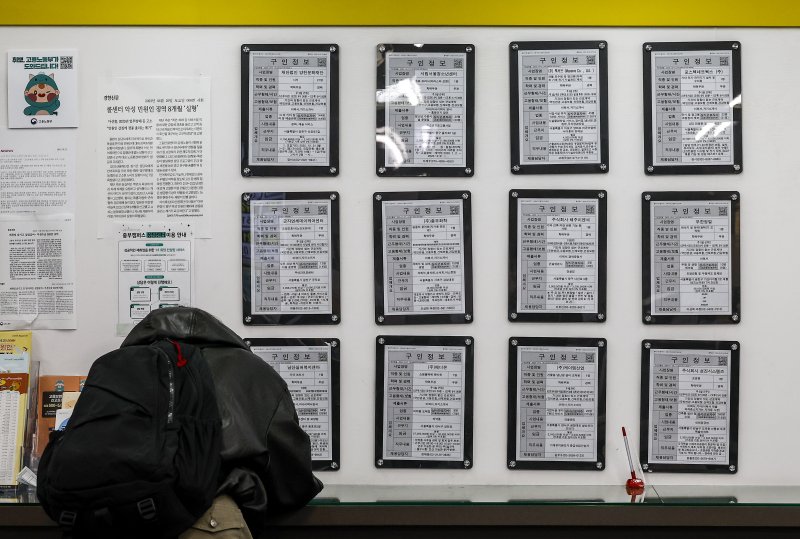 [서울=뉴시스] 정병혁 기자 = 10일 서울 마포구 서부고용복지센터를 찾은 구직자가 서류를 작성하고 있다.11월 취업자 수 증가폭이 20만명대로 확대되며 고용 개선세가 지속됐다. 고용률은 11월 기준 역대 최고치를 기록했다. 하지만 건설·제조·농림어업 부문에서는 취업자 감소세가 지속됐다. 15~29세 청년층 고용률은 19개월 연속 하락했다. '2025년 11월 고용동향'에 따르면 지난달 취업자 수는 2904만6000명으로 전년 동월 대비 22만5000명 증가했다. 15~29세 청년층 고용률은 44.3%로 전년 동월 대비 1.2%p 