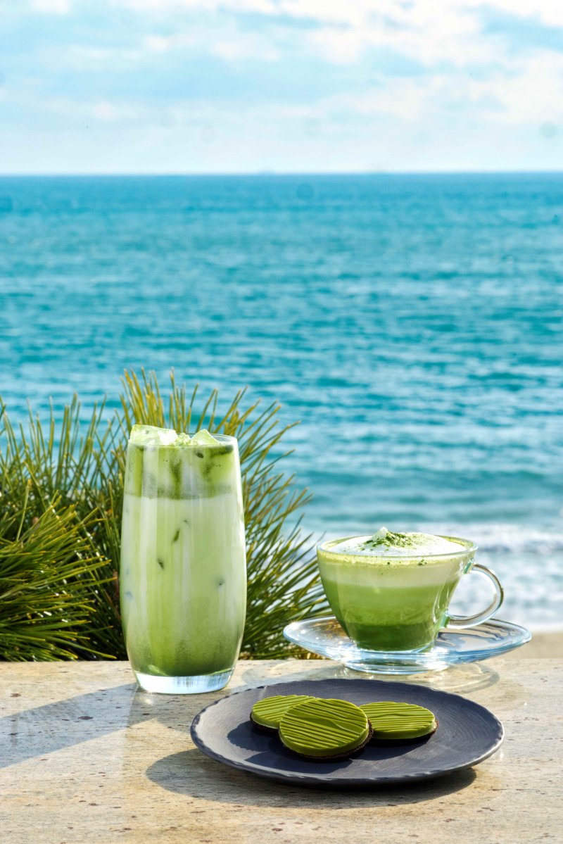 [서울=뉴시스] 파라다이스 호텔 부산에서 선보이는 오설록 말차 라떼 & 시그니처 비스킷.(사진=파라다이스 호텔 부산 제공) *재판매 및 DB 금지