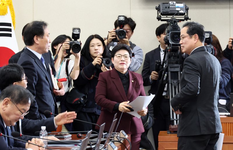 [서울=뉴시스] 김금보 기자 = 임이자 국회 재정경제기획위원회 위원장과 정태호 더불어민주당 간사, 박수영 국민의힘 간사가 19일 서울 여의도 국회에서 열린 전제회의에서 정회 후 이혜훈 기획예산처 장관 후보자 청문회 개회 여부와 시기를 두고 논의를 하고 있다. 2026.01.19. kgb@newsis.com