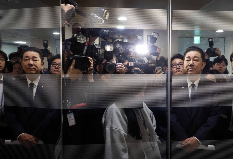 [서울=뉴시스] 조성봉 기자 = 김병기 전 더불어민주당 원내대표가 19일 오전 서울 여의도 국회 소통관에서 ‘공천헌금’의혹 관련 입장 발표를 마치고 엘리베이터를 기다리고 있다. 김 전 원내대표는 “징계에 대해 재심을 신청하지 않고 떠나겠다”고 빍혔다. 2026.01.19. suncho21@newsis.com