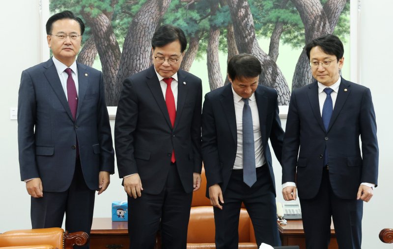 [서울=뉴시스] 조성봉 기자 = 한병도 더불어민주당 원내대표와 송언석 국민의힘 원내대표가 19일 오후 서울 여의도 국회 운영위원장실에서 열린 여야 원내대표 회동에서 기념촬영을 마치고 자리에 앉고 있다. 왼쪽부터 유상범 원내운영수석부대표, 송 원내대표, 한 원내대표, 천준호 민주당 원내운영수석부대표. (공동취재) 2025.01.19. photo@newsis.com