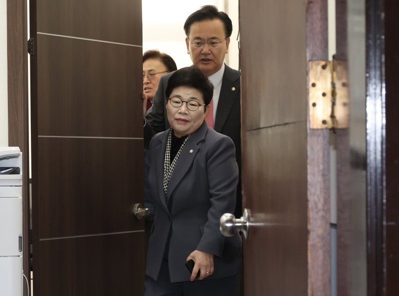 [서울=뉴시스] 조성봉 기자 = 임이자 국회 재정경제기획위원장이 21일 오전 서울 여의도 국회에서 유상범 원내운영수석부대표 등과 '이혜훈 기획예산처 장관 후보자 청문회’ 등 현안 관련 논의를 마치고 밖으로 나서고 있다. 2026.01.21. suncho21@newsis.com