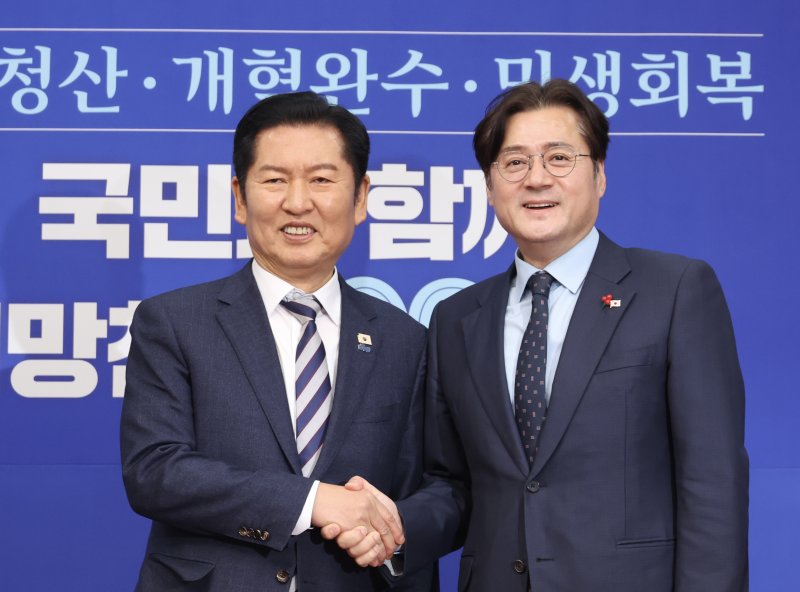 [서울=뉴시스] 조성봉 기자 = 정청래 더불어민주당 대표가 21일 오후 서울 여의도 국회에서 홍익표 대통령비서실 정무수석을 접견하며 악수를 하고 있다. 2026.01.21. suncho21@newsis.com