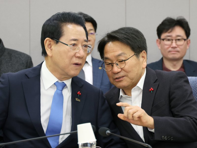 [서울=뉴시스] 김금보 기자 = 김영록(왼쪽) 전남도지사와 강기정 광주광역시장이 21일 서울 여의도 국회 의원회관에서 열린 더불어민주당 광주전남 의원 행정통합 관련 조찬 간담회에서 논의를 하고 있다. 2026.01.21. kgb@newsis.com