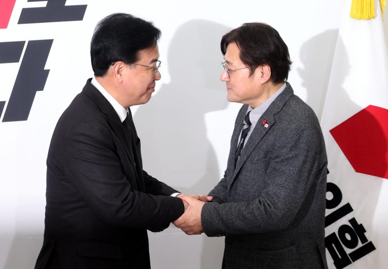 [서울=뉴시스] 조성봉 기자 = 송언석 국민의힘 원내대표가 22일 오후 서울 여의도 국회에서 홍익표 대통령비서실 정무수석을 접견하며 두 손으로 악수를 하고 있다. 2026.01.22. suncho21@newsis.com