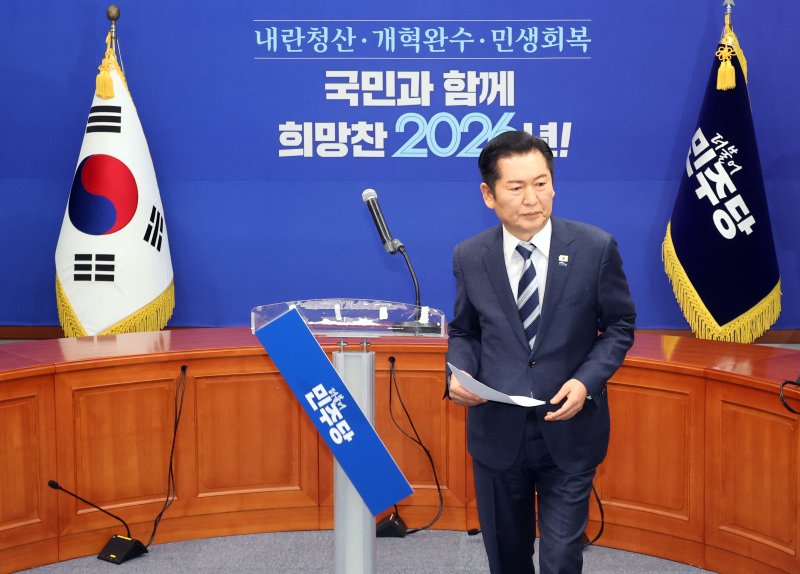 [서울=뉴시스] 김금보 기자 = 정청래 더불어민주당 대표가 22일 오전 서울 여의도 국회에서 조국혁신당과의 합당을 제안하는 긴급기자회견을 마친 후 이동하고 있는 가운데 더불어민주당 간판이 떨어지고 있다. 2026.01.22. kgb@newsis.com