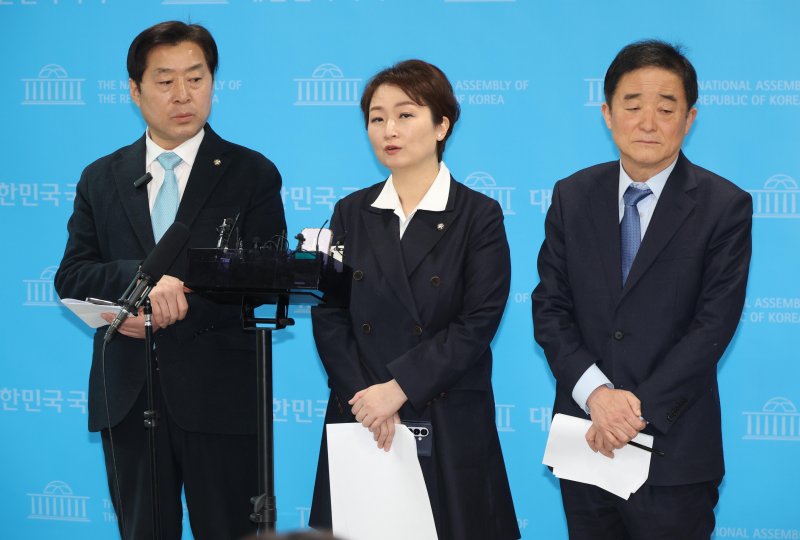 [서울=뉴시스] 조성봉 기자 = 이언주 더불어민주당 최고위원이 23일 오후 서울 여의도 국회 소통관에서 열린 ‘정청래 대표의 조국혁신당 합당 제안 발표’ 관련 입장 발표 기자회견을 마치고 취재진의 질문에 답변하고 있다.왼쪽부터 황명선, 이언주, 강득구 최고위원. 2026.01.23. suncho21@newsis.com