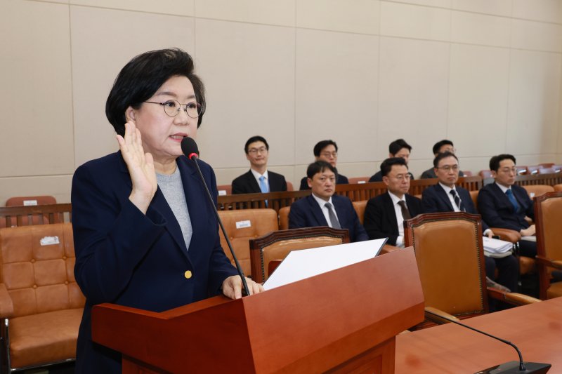 [서울=뉴시스] 고승민 기자 = 이혜훈 기획예산처 장관 후보자가 23일 서울 여의도 국회에서 열린 재정경제기획위원회의 인사청문회에서 선서를 하고 있다. 2026.01.23. kkssmm99@newsis.com