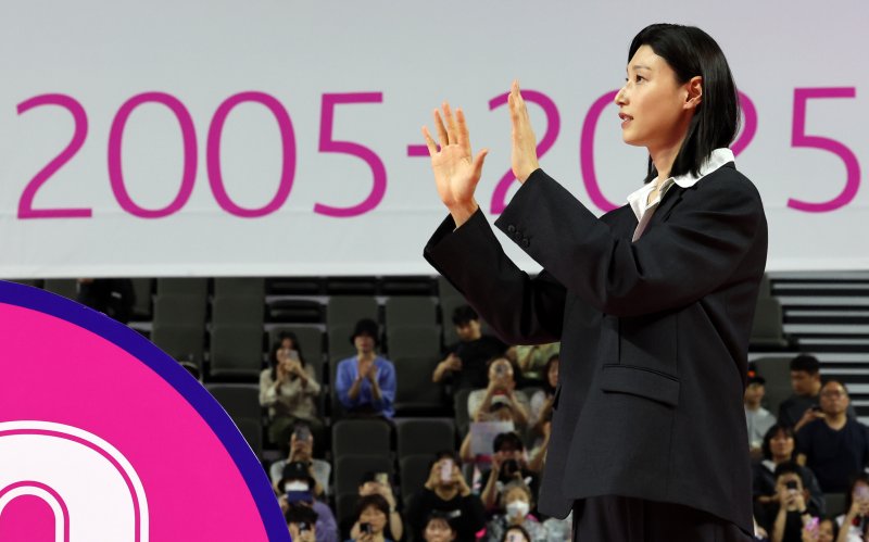 [인천=뉴시스] 이영환 기자 = 김연경이 18일 오후 인천 부평구 삼산월드체육관에서 열린 진에어 2025-2026 V리그 여자부 흥국생명과 정관장의 경기 종료 후 진행된 은퇴식에서 팬들에게 인사를 하고 있다. 2025.10.18. 20hwan@newsis.com