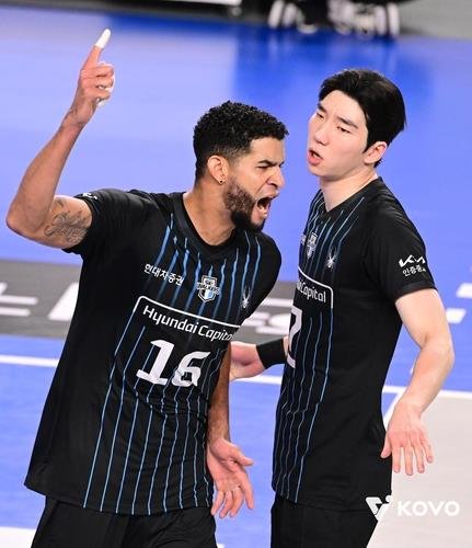 현대캐피탈의 레오(왼쪽)와 허수봉 (출처=연합뉴스)