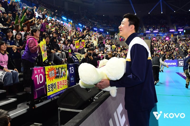 올스타전서 팬들 앞에 선 신영석(오른쪽) (출처=연합뉴스)