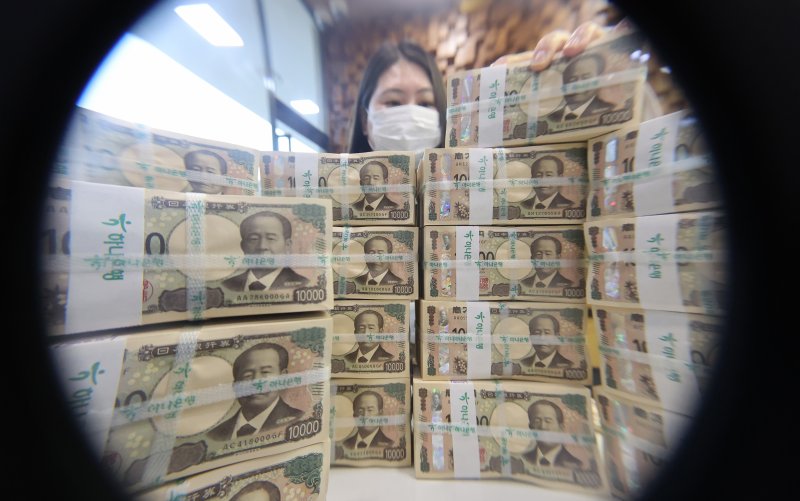 22일 오전 서울 중구 하나은행 위변조대응센터에서 직원이 엔화 지폐를 살펴보고 있다. 2025.4.22/뉴스1 ⓒ News1 장수영 기자