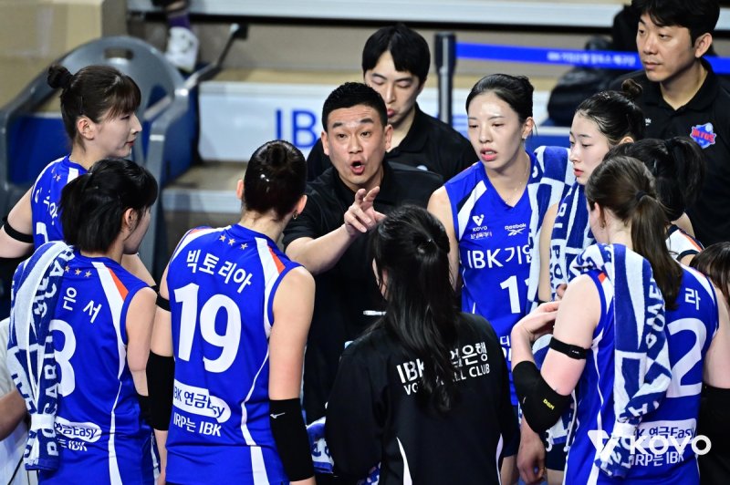 여오현 감독대행(중앙)의지시를 듣는 IBK기업은행 선수들 (출처=연합뉴스)