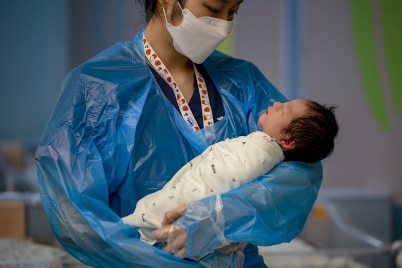 [고양=뉴시스] 정병혁 기자 = 25일 경기 고양시 CHA의과학대학교 일산차병원 신생아실에서 간호사가 신생아들을 돌보고 있다. 2025.09.25. jhope@newsis.com