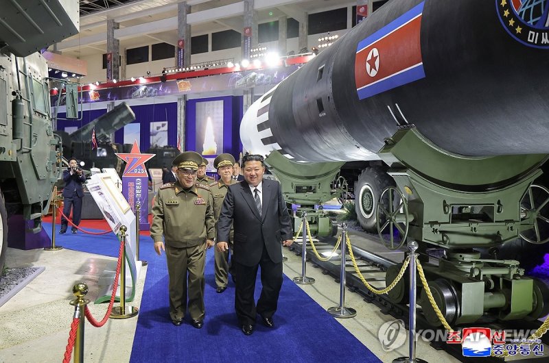 전시된 미사일 시찰하는 김정은 북한 국무위원장 (출처=연합뉴스)