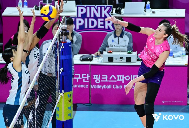 공격하는 흥국생명의 레베카(오른쪽) (출처=연합뉴스)