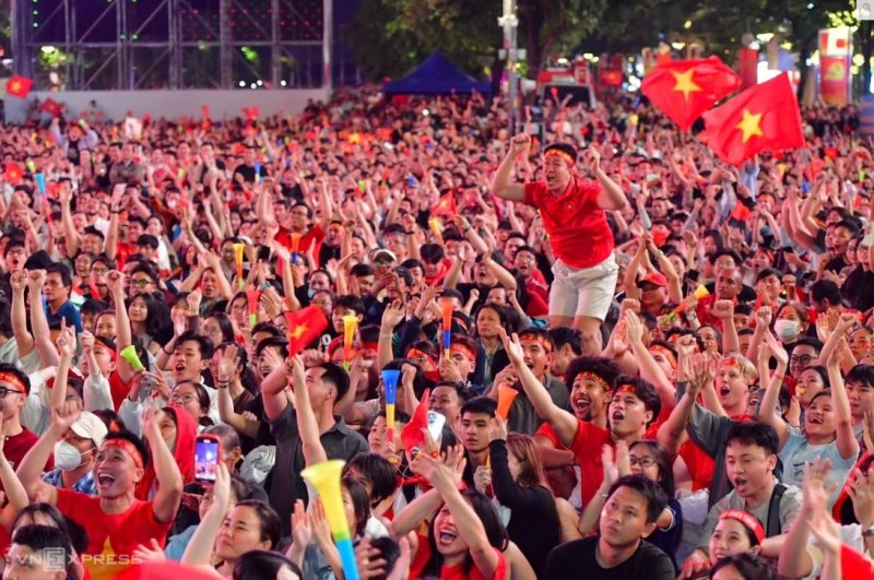 지난 24일 베트남 하노이 거리에서 시민들이 베트남의 승리를 축하하고 있다. 연합뉴스
