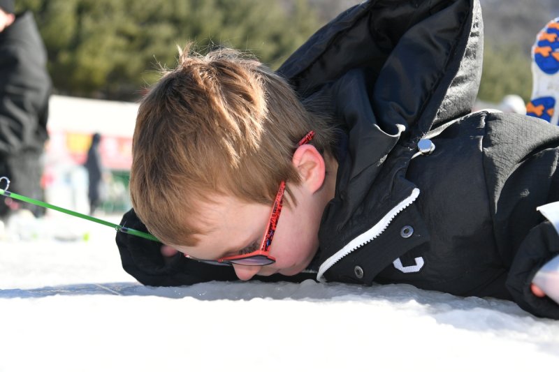 24일 축제장 낚시터를 찾은 외국인 관광객 (출처=연합뉴스)