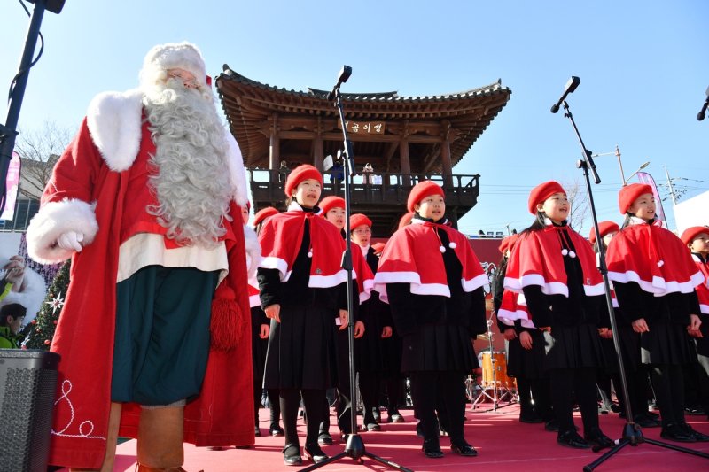24일 열린 산타와 엘프가 함께하는 청소년 음악 버스킹 (출처=연합뉴스)