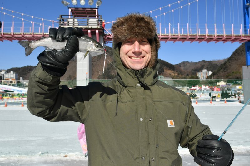 24일 산천어축제장 찾은 외국인 관광객 (출처=연합뉴스)