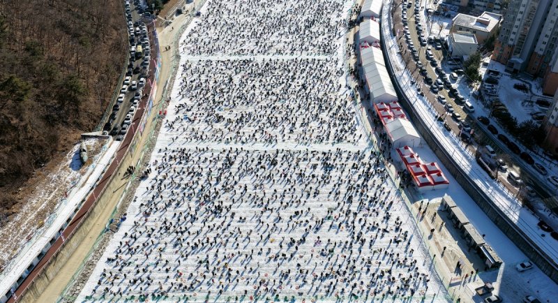 24일 개막 2주째 맞은 산천어축제장 전경 (출처=연합뉴스)