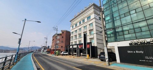 청년공간으로 리모델링 추진 중인 옛 모텔(가운데) 건물 (출처=연합뉴스)