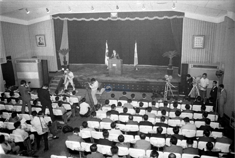 이후락 중앙정보부장이 1972년 74 남북공동성명을 발표하는 기자회견을 갖고 있다. 남북은 공동성명에 자주평화통일 원칙과 남북조절위원회 구성, 서울과 평양 간 직통전화 설피 등 7개 항에 합의 내용을 명시했다.(출처 국가기록원)