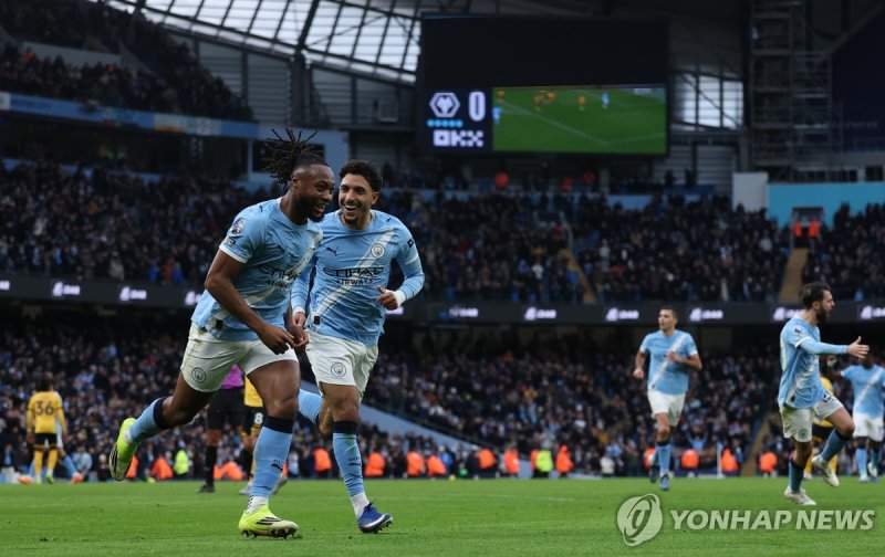 추가골 넣고 기뻐하는 세메뇨(왼쪽)와 선제골 주인공 마르무시 (출처=연합뉴스)