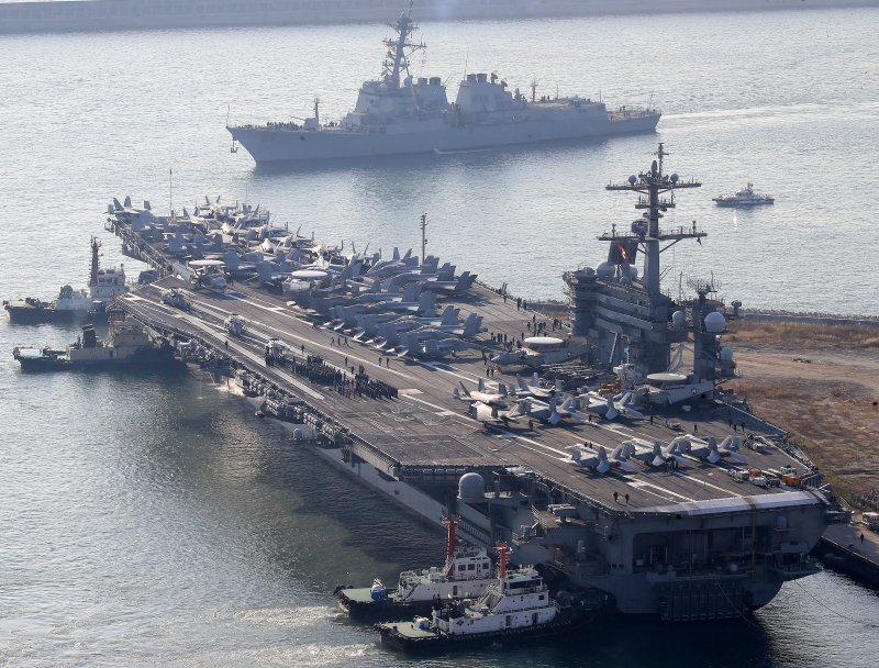 미국 해군 핵추진 항공모함 '조지워싱턴함'(CVN-73)이 지난해 11월 5일 오전 부산 남구 해군작전사령부 부산작전기지에 입항하고 있다. 길이 333m, 폭 78m, 무게 10만여 톤, 승조원 6000여 명에 달하는 니미츠급 항모인 조지워싱턴함은 항공기 80여 대를 탑재할 수 있어 '떠다니는 군사기지'로 불린다. 2025.11.5/뉴스1 ⓒ News1 윤일지 기자