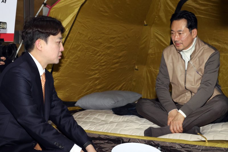 이준석 개혁신당 대표가 21일 서울 여의도 국회 로텐더홀에서 단식투쟁 7일차를 맞은 장동혁 국민의힘 대표를 찾아 대화를 하고 있다. (공동취재) 2026.1.21/뉴스1 ⓒ News1 신웅수 기자