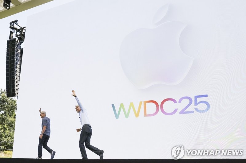 세계개발자대회(WWDC) 무대에서 참석자들에 인사하는 애플 크레이그 페더리기 수석부사장과 팀 쿡 최고경영자(CEO) (출처=연합뉴스)