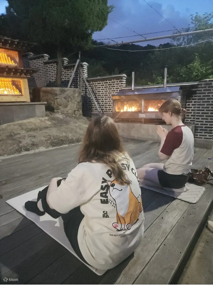 인왕산에서 한국 무속 반나절 영적 가이드 투어를 참여하는 외국인 관광객들(클룩 제공)