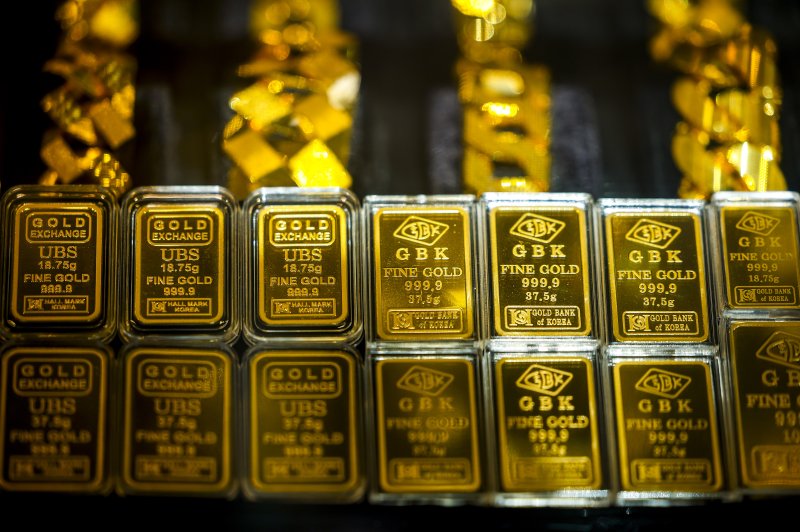 [서울=뉴시스] 정병혁 기자 = 21일 서울시내 금은방에 골드바가 진열되어 있다.도널드 트럼프 미국 대통령이 그린란드 확보를 위해 유럽 국가들에 대한 추가 관세 부과를 예고한 가운데 금과 은 가격이 치솟고있다. 금 현물 가격은 장중 사상 처음으로 온스당 4800달러를 돌파했다. 금 현물 가격은 이번 달에만 10% 이상 상승하며 연일 사상 최고치를 경신하고 있다. 2026.01.21. jhope@newsis.com