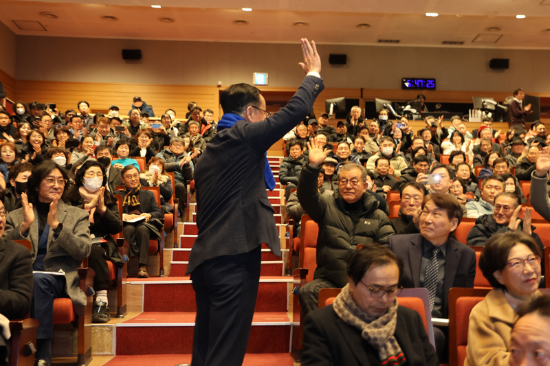 지난 23일 김포시 사우동 김포아트홀에서 조승현 더불어민주당 당대표 특별보좌역이 지지자들과 인사를 나누고 있다. 조승현 민주당 당대표 특별보좌관 제공